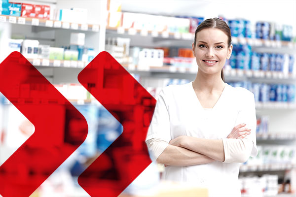 Eine Pharma Betriebsassistentin in der Apotheke, mit der Weiterbildung Spezialist/-in Betriebsführung Apotheke