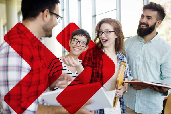 Vier Studenten freuen sich über die Ausbildung und Weiterbildung für Erwachsene im Detailhandel, als Elektriker oder in der Betriebswirtschaft