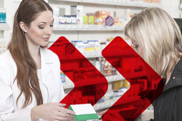 Eine Pharma Teamleiterin bei der Beratung, welche die PTA Weiterbildung besucht hat