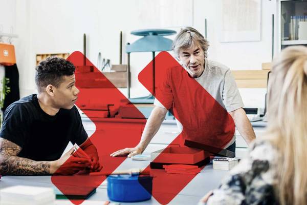 Vier Studenten & ein Lehrer in der Unternehmerschule für angehende & erfahrene Führungskräfte